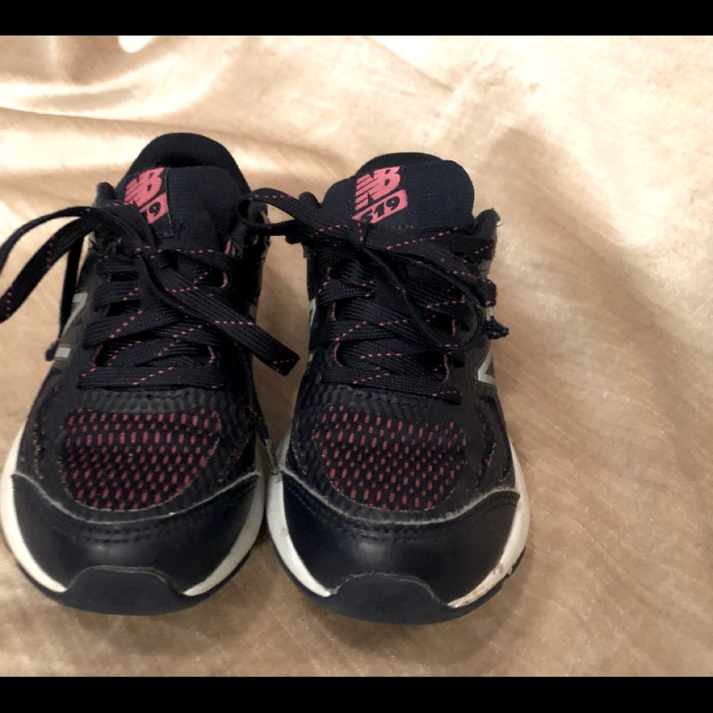 Girls New Balance 519 sneakers